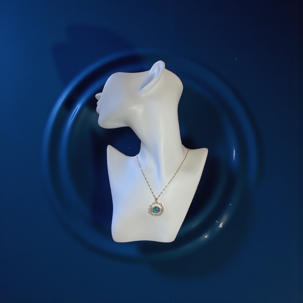 Stunning Gold and Blue Pendant Necklace - NWOT - Picture 3 of 6